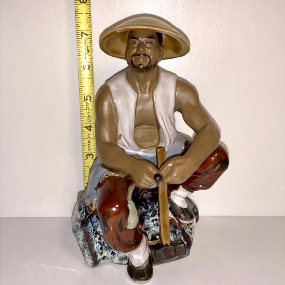 Vintage Man Wearing Hat, Seated With Hammer Glazed Mudware Figurine - Picture 8 of 12